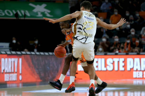 他在防守中 他在防守中